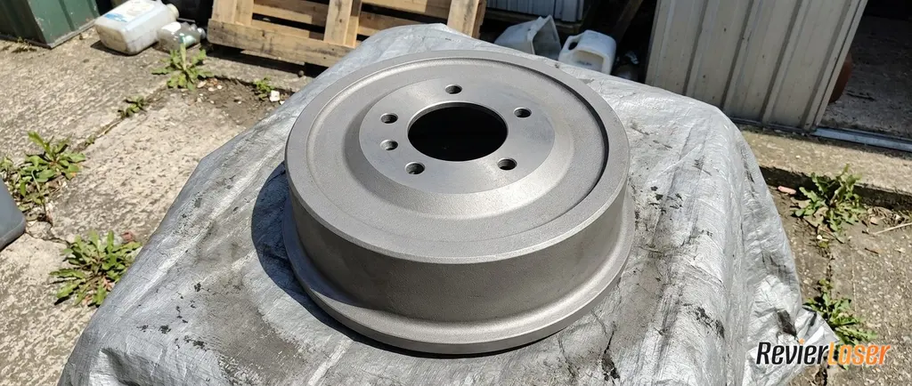 Gusseiserne Bremstrommel nach der Laserreinigung, blankes Metall statt Flugrost und Oxidation